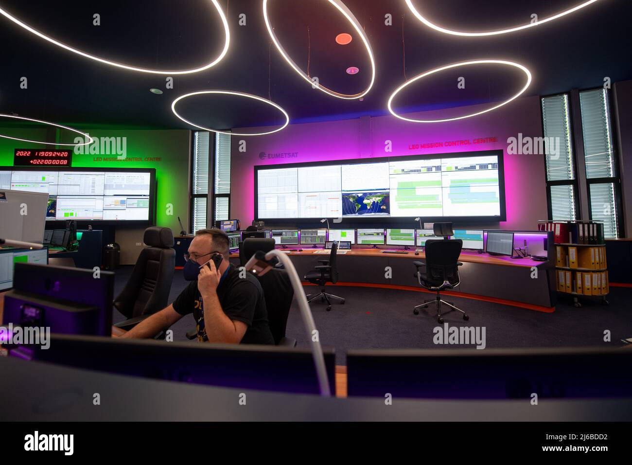 29 aprile 2022, Hessen, Darmstadt: I dipendenti dell'Organizzazione europea per lo sfruttamento dei satelliti meteorologici (EUMETSAT) lavorano nel Centro di controllo della Missione orbita terrestre bassa (LEO) - la sala di controllo dei satelliti in orbita terrestre bassa. EUMETSAT è un'organizzazione intergovernativa che gestisce i satelliti meteorologici. Foto: Sebastian Gollnow/dpa Foto Stock