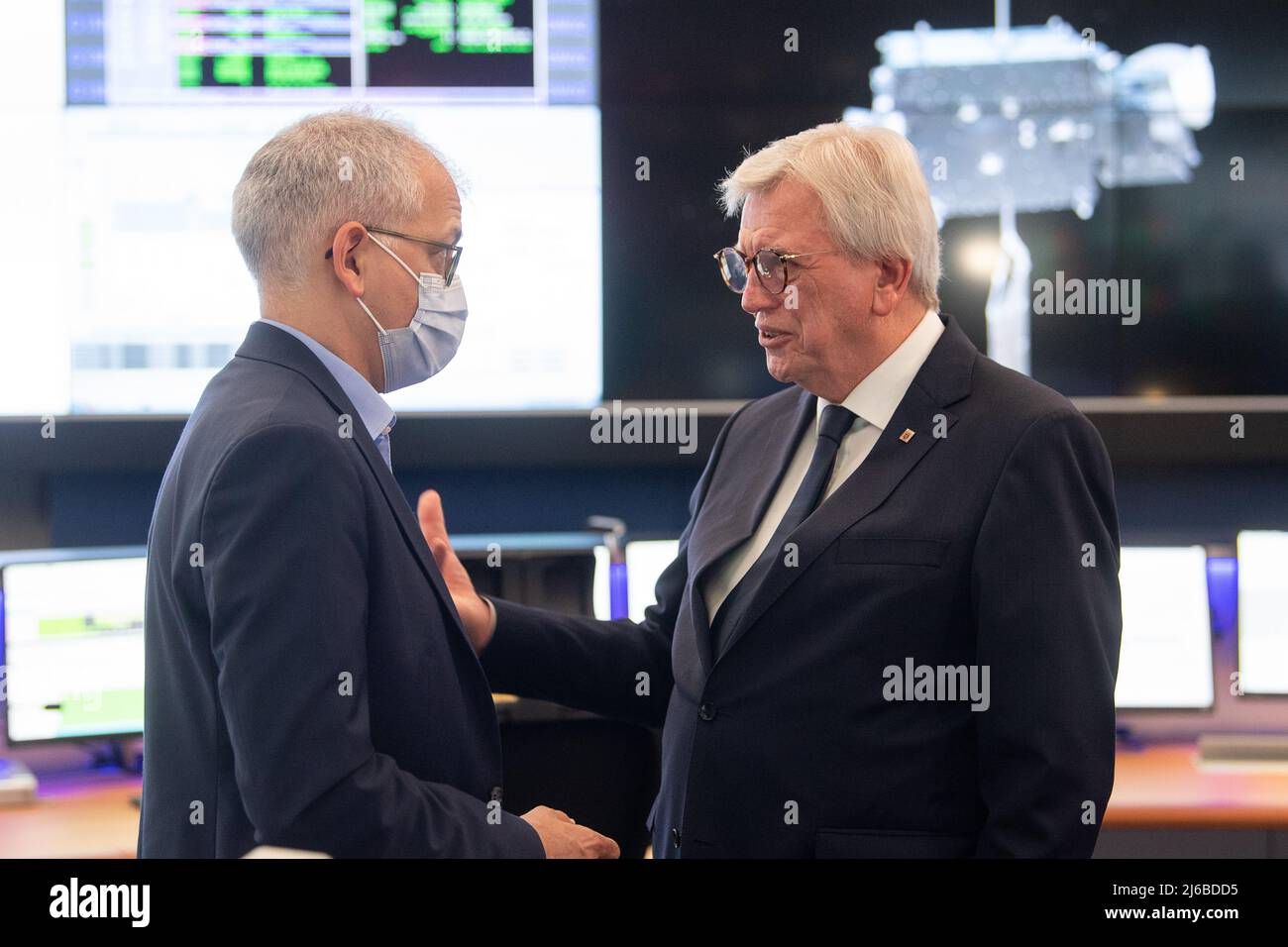 29 aprile 2022, Assia, Darmstadt: Tarek al-Wazir (Bündnis 90/Die Grünen, l), Ministro dell'Economia e Vice primo Ministro dell'Assia, e Volker Bouffier (CDU), primo Ministro dell'Assia, intervengo presso l'Organizzazione europea per lo sfruttamento dei satelliti meteorologici (EUMETSAT) dopo una riunione del governo di Stato dell'Assia. EUMETSAT è un'organizzazione intergovernativa che gestisce i satelliti meteorologici. Foto: Sebastian Gollnow/dpa Foto Stock