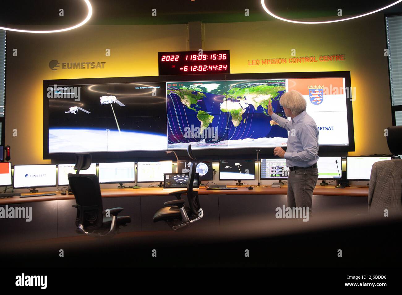 29 aprile 2022, Hessen, Darmstadt: I dipendenti dell'Organizzazione europea per lo sfruttamento dei satelliti meteorologici (EUMETSAT) lavorano nel Centro di controllo della Missione orbita terrestre bassa (LEO) - la sala di controllo dei satelliti in orbita terrestre bassa. EUMETSAT è un'organizzazione intergovernativa che gestisce i satelliti meteorologici. Foto: Sebastian Gollnow/dpa Foto Stock