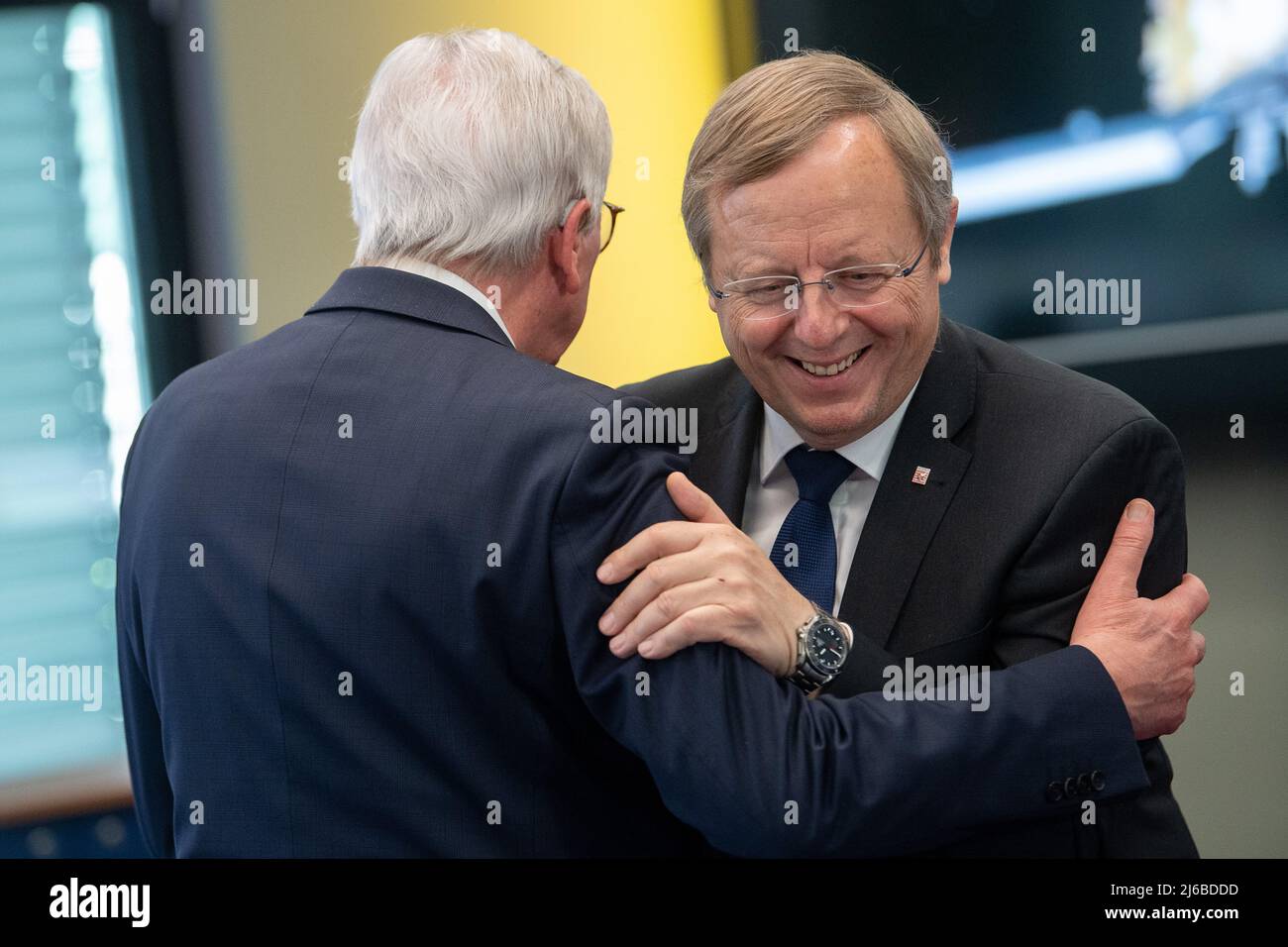 29 aprile 2022, Hessen, Darmstadt: Volker Bouffier (CDU, l), Ministro Presidente dell'Assia, abbraccia Johann-Dietrich Wörner, coordinatore spaziale dell'Assia, dopo una riunione del governo dello Stato dell'Assia presso l'Organizzazione europea per lo sfruttamento dei satelliti meteorologici (EUMETSAT). EUMETSAT è un'organizzazione intergovernativa che gestisce i satelliti meteorologici. Foto: Sebastian Gollnow/dpa Foto Stock