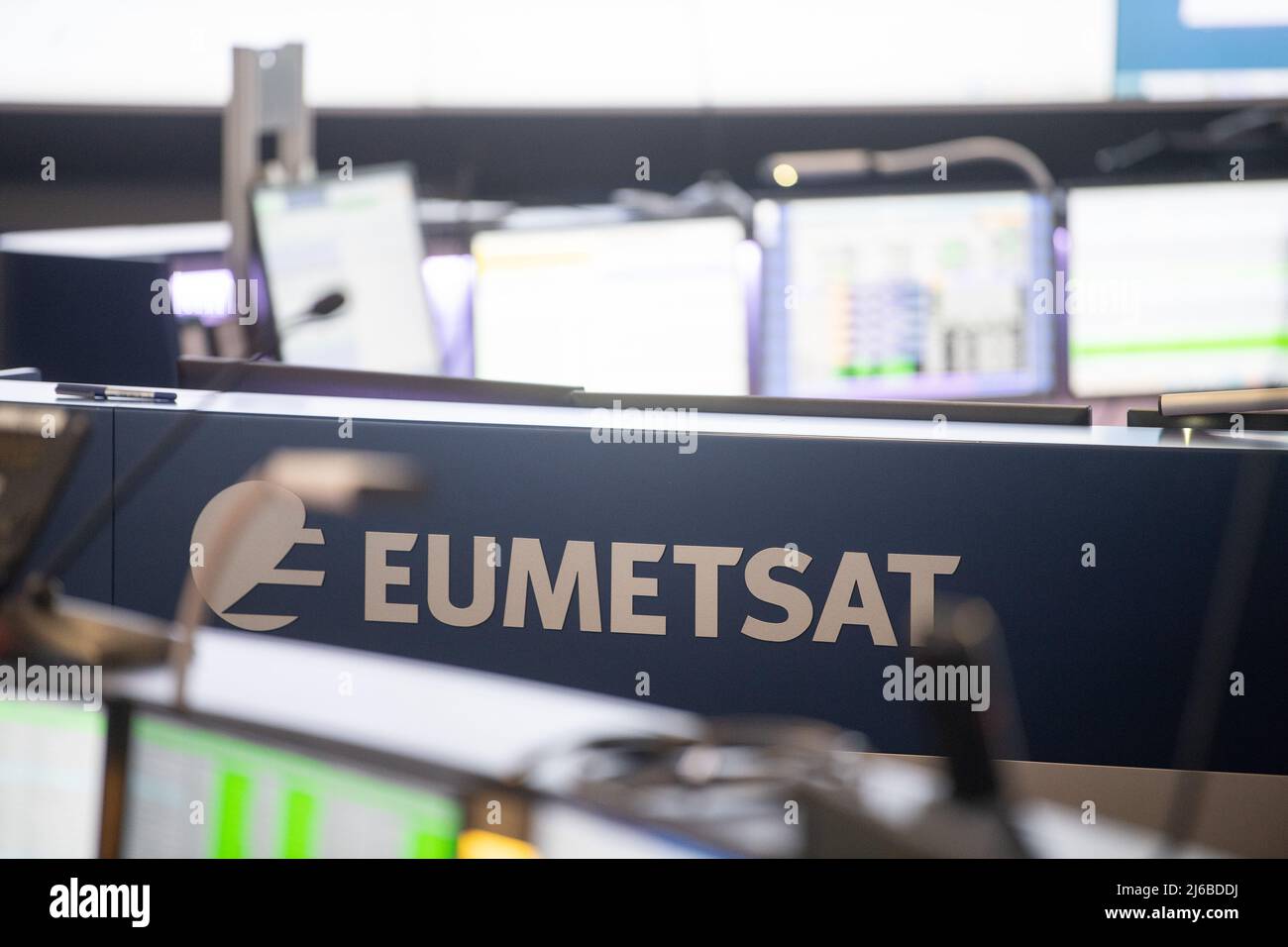 29 aprile 2022, Hessen, Darmstadt: L'acronimo dell'Organizzazione europea per lo sfruttamento dei satelliti meteorologici (EUMETSAT) è scritto su una tabella del Centro di controllo della Missione orbita terrestre bassa (LEO) - la sala di controllo dei satelliti in orbita terrestre bassa. EUMETSAT è un'organizzazione intergovernativa che gestisce i satelliti meteorologici. Foto: Sebastian Gollnow/dpa Foto Stock