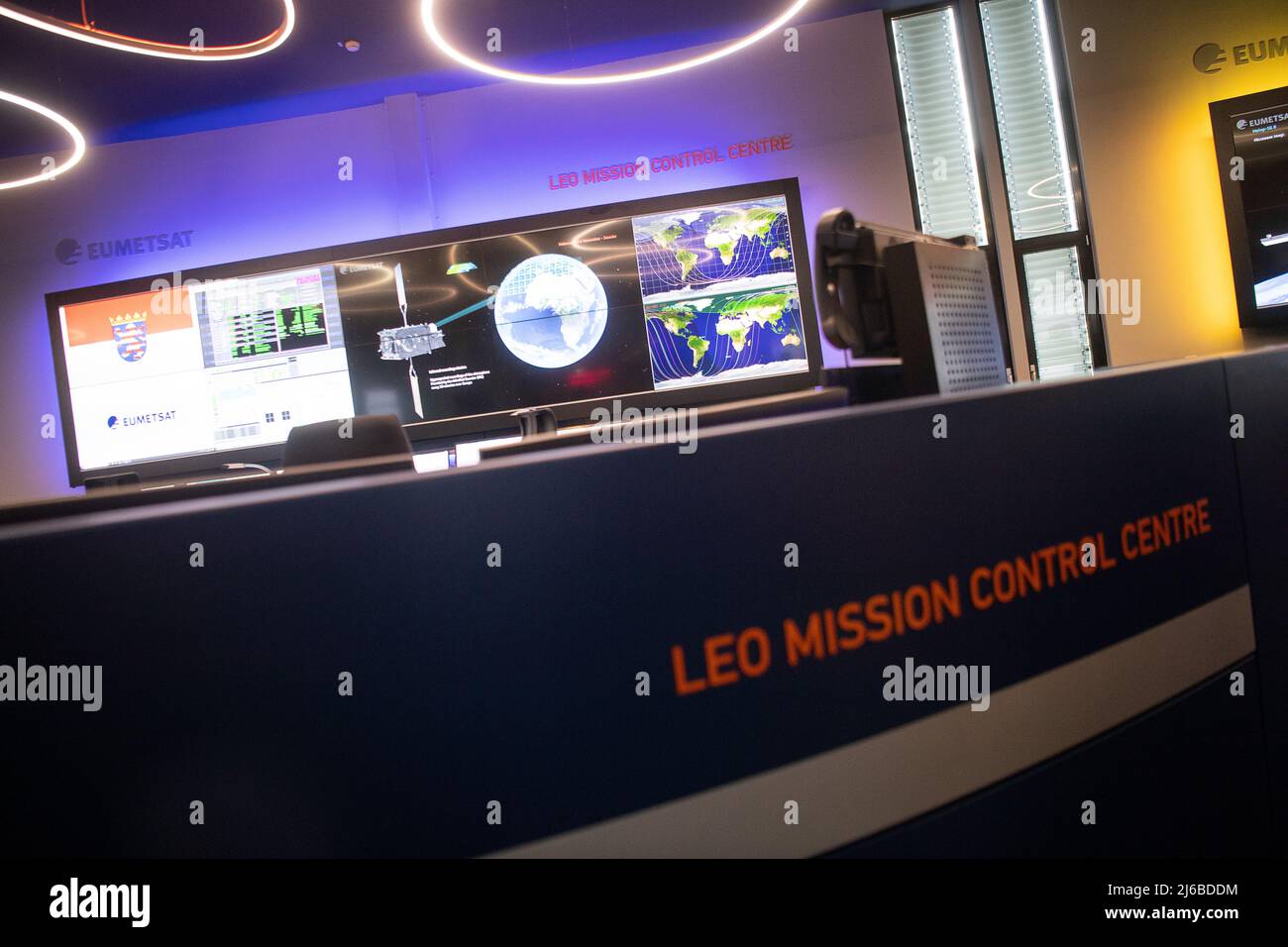 29 aprile 2022, Hessen, Darmstadt: I dipendenti dell'Organizzazione europea per lo sfruttamento dei satelliti meteorologici (EUMETSAT) lavorano nel Centro di controllo della Missione orbita terrestre bassa (LEO) - la sala di controllo dei satelliti in orbita terrestre bassa. EUMETSAT è un'organizzazione intergovernativa che gestisce i satelliti meteorologici. Foto: Sebastian Gollnow/dpa Foto Stock