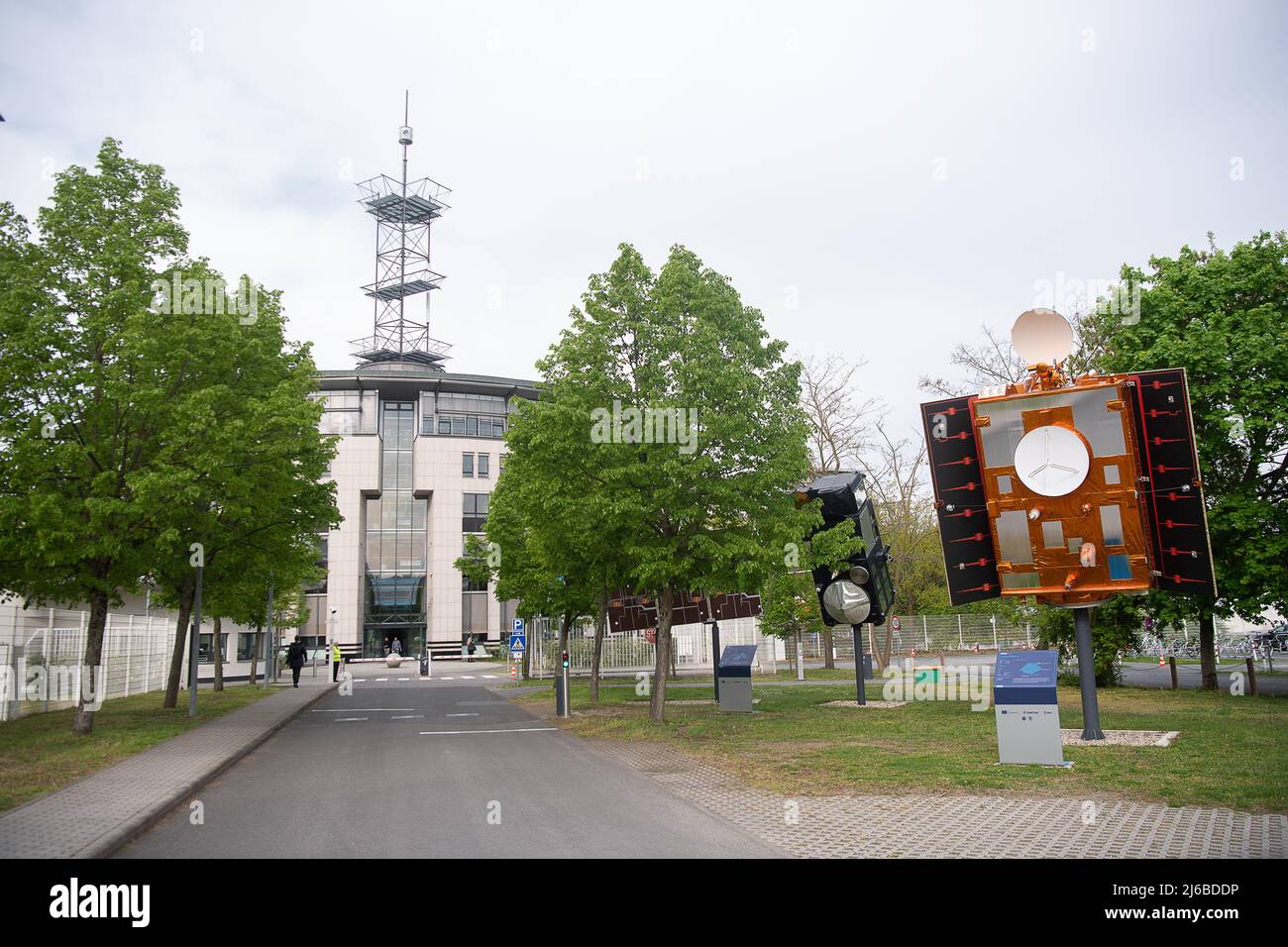 29 aprile 2022, Hessen, Darmstadt: Una replica del Sentinel-6: Il satellite Copernicus, che controlla tra l'altro i livelli del mare, si trova di fronte all'edificio dell'Organizzazione europea per lo sfruttamento dei satelliti meteorologici (EUMETSAT). EUMETSAT è un'organizzazione intergovernativa che gestisce i satelliti meteorologici. Foto: Sebastian Gollnow/dpa Foto Stock