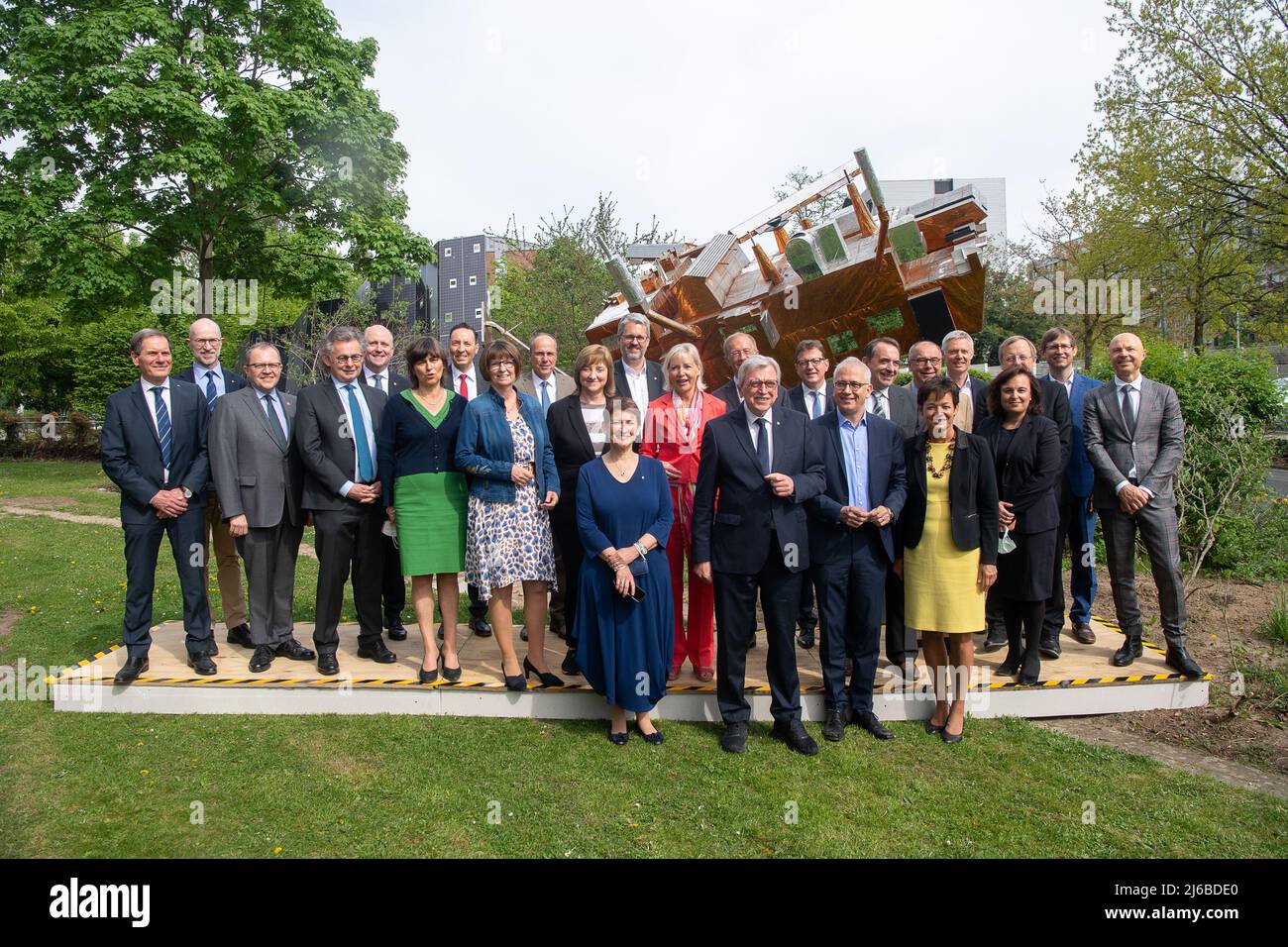 29 aprile 2022, Hessen, Darmstadt: I ministri del gabinetto Bouffier III e il personale EUMETSAT si riuniscono presso l'Organizzazione europea per lo sfruttamento dei satelliti meteorologici (EUMETSAT) prima di una riunione del gabinetto del governo di Hesse. In prima fila sono Silvia Castaner (l-r), direttore amministrativo EUMETSAT, Volker Bouffier (CDU), Ministro Presidente dell'Assia, Tarek al-Wazir (Bündnis 90/Die Grünen), Ministro dell'Economia e Vice Ministro Presidente dell'Assia, e Lucia Puttrich (CDU), Ministro dell'Europa dell'Assia. EUMETSAT è un'organizzazione intergovernativa e gestisce il weath Foto Stock