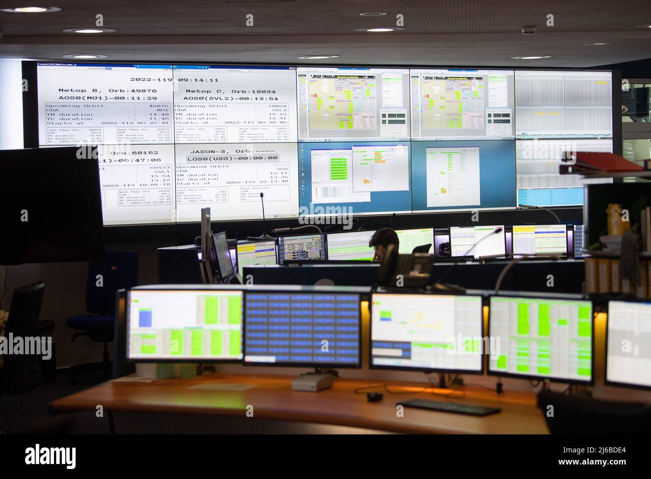 29 aprile 2022, Hessen, Darmstadt: I dipendenti dell'Organizzazione europea per lo sfruttamento dei satelliti meteorologici (EUMETSAT) lavorano nel Centro di controllo della Missione orbita terrestre bassa (LEO) - la sala di controllo dei satelliti in orbita terrestre bassa. EUMETSAT è un'organizzazione intergovernativa che gestisce i satelliti meteorologici. Foto: Sebastian Gollnow/dpa Foto Stock