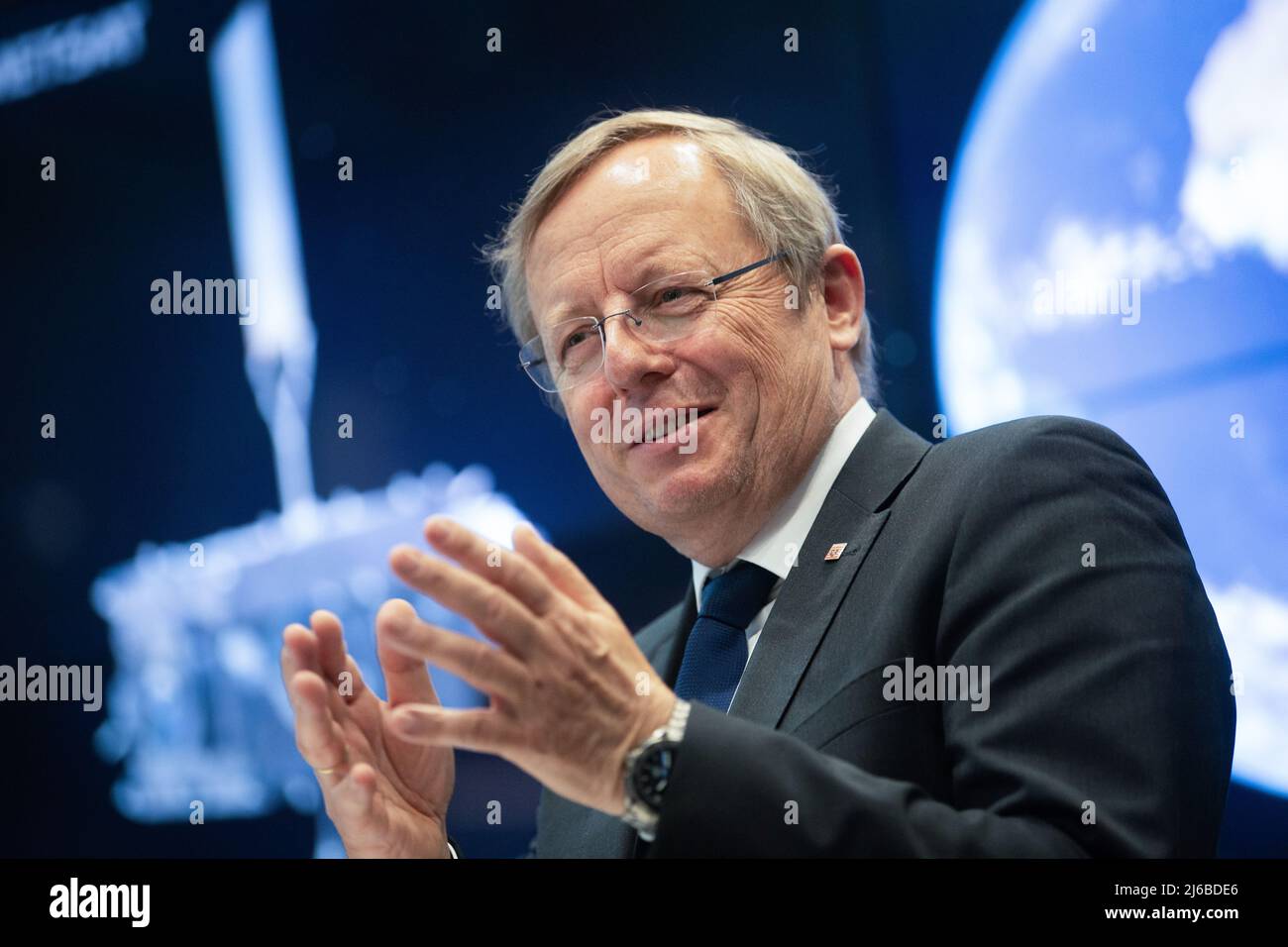 29 aprile 2022, Hessen, Darmstadt: Johann-Dietrich Wörner, Coordinatore spaziale dell'Assia, parla all'Organizzazione europea per lo sfruttamento dei satelliti meteorologici (EUMETSAT) dopo una riunione del governo dello Stato dell'Assia. EUMETSAT è un'organizzazione intergovernativa che gestisce i satelliti meteorologici. Foto: Sebastian Gollnow/dpa Foto Stock