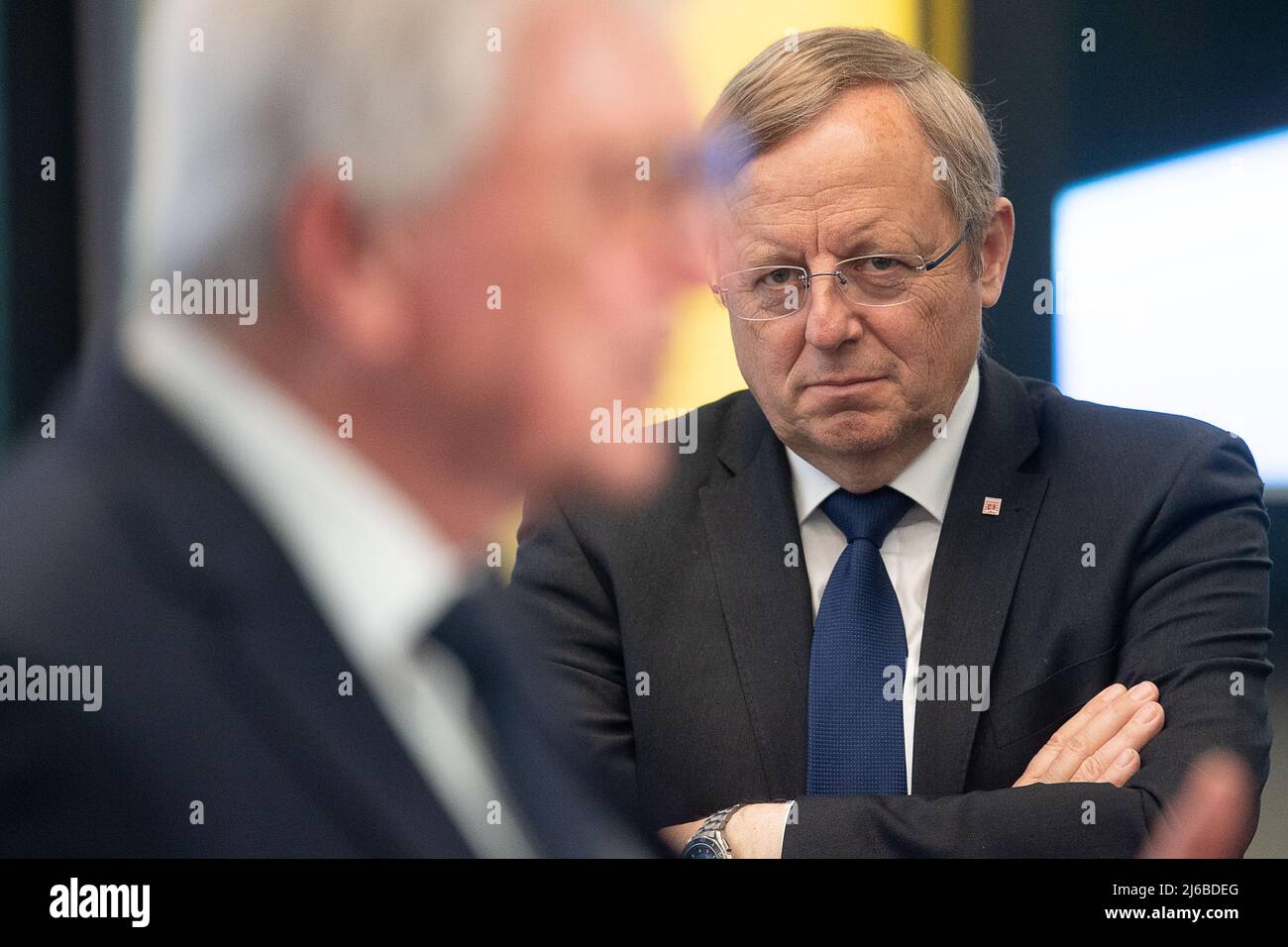 29 aprile 2022, Assia, Darmstadt: Johann-Dietrich Wörner, Coordinatore spaziale dell'Assia, guarda Volker Bouffier (CDU), Ministro Presidente dell'Assia, intervenendo in primo piano dopo una riunione del governo dello Stato dell'Assia presso l'Organizzazione europea per lo sfruttamento dei satelliti meteorologici (EUMETSAT). EUMETSAT è un'organizzazione intergovernativa che gestisce i satelliti meteorologici. Foto: Sebastian Gollnow/dpa Foto Stock