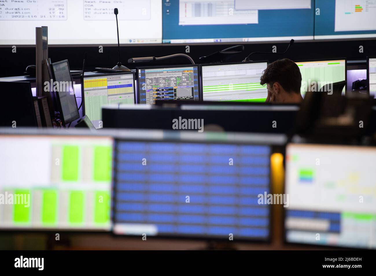 29 aprile 2022, Hessen, Darmstadt: I dipendenti dell'Organizzazione europea per lo sfruttamento dei satelliti meteorologici (EUMETSAT) lavorano nel Centro di controllo della Missione orbita terrestre bassa (LEO) - la sala di controllo dei satelliti in orbita terrestre bassa. EUMETSAT è un'organizzazione intergovernativa che gestisce i satelliti meteorologici. Foto: Sebastian Gollnow/dpa Foto Stock