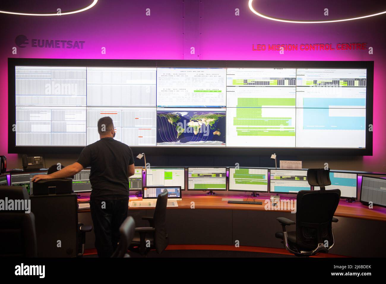 29 aprile 2022, Hessen, Darmstadt: I dipendenti dell'Organizzazione europea per lo sfruttamento dei satelliti meteorologici (EUMETSAT) lavorano nel Centro di controllo della Missione orbita terrestre bassa (LEO) - la sala di controllo dei satelliti in orbita terrestre bassa. EUMETSAT è un'organizzazione intergovernativa che gestisce i satelliti meteorologici. Foto: Sebastian Gollnow/dpa Foto Stock