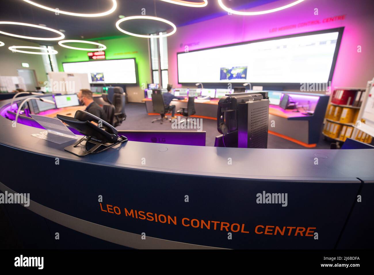 29 aprile 2022, Hessen, Darmstadt: I dipendenti dell'Organizzazione europea per lo sfruttamento dei satelliti meteorologici (EUMETSAT) lavorano nel Centro di controllo della Missione orbita terrestre bassa (LEO) - la sala di controllo dei satelliti in orbita terrestre bassa. EUMETSAT è un'organizzazione intergovernativa che gestisce i satelliti meteorologici. Foto: Sebastian Gollnow/dpa Foto Stock