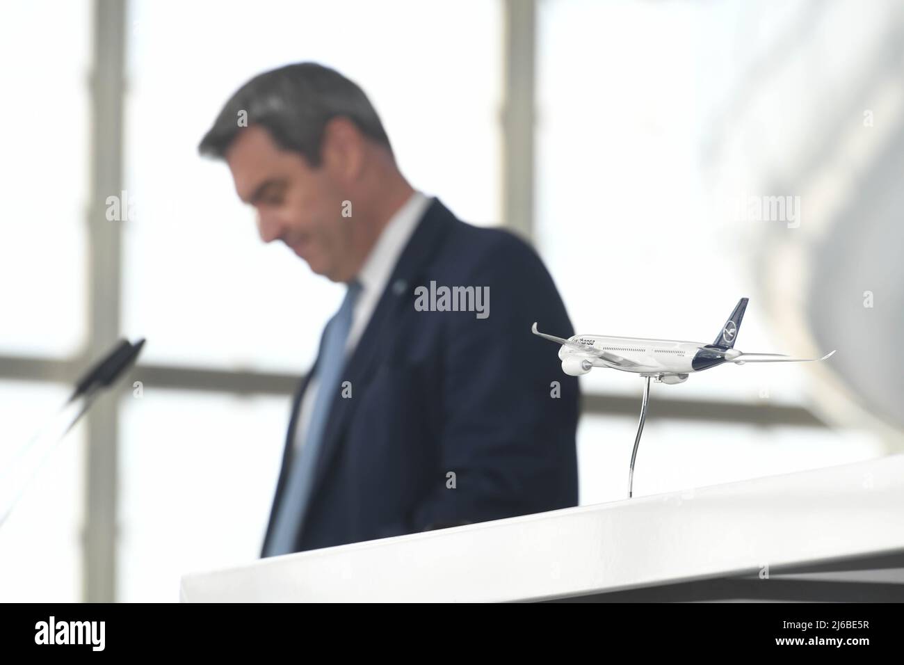 29 aprile 2022, Baviera, Monaco di Baviera: Il primo ministro Markus Söder (CSU) parla prima del battesimo di un Lufthansa Airbus A350, che è stato chiamato 'Munich', in un hangar di manutenzione all'aeroporto di Monaco. Foto: Felix Hörhager/dpa Foto Stock