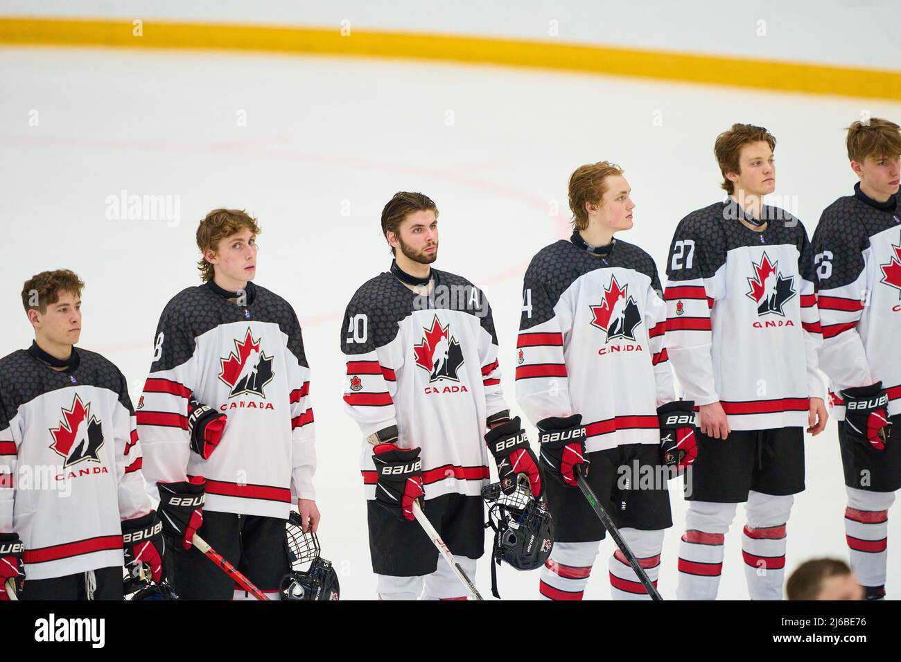 Team Canada Sad After the match FINLANDIA - CANADA 6-5 (OT) IIHF U18 JUNIOR ICE HOCKEY WORLD CHAMPIONSHIPS Quarter final in Kaufbeuren, Germania, Apr 28, 2022, Stagione 2021/2022 © Peter Schatz / Alamy Live News Foto Stock