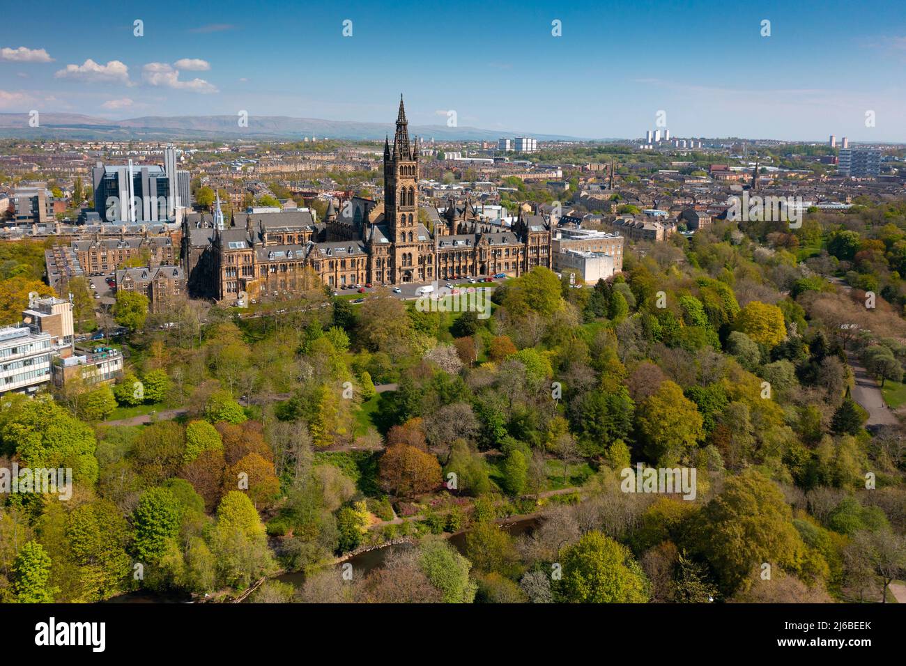 Vista aerea dal drone della Glasgow University e Kelvingrove Park a Glasgow, Scozia, Regno Unito Foto Stock