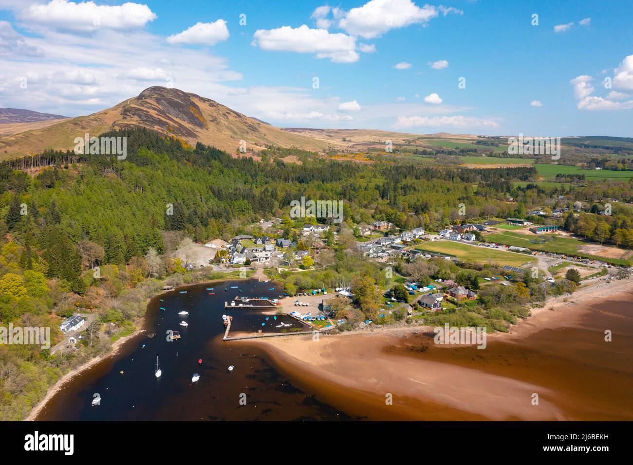 Veduta aerea del villaggio di Balmaha e di Conic Hill sul Loch Lomond, Scozia, Regno Unito Foto Stock