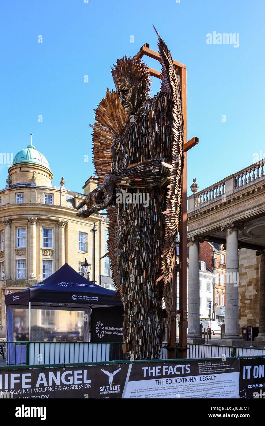 Northampton Regno Unito. Il 27ft Knife Angel Outside All Saints Church nel centro della città per due settimane, l'opera d'arte, creata da Alfie Bradley presso il British Ironworks Center di Oswestry in Shropshire, la scultura è realizzata da 100.000 coltelli con lame blindate. Credit: Keith J Smith./Alamy Live News. Foto Stock