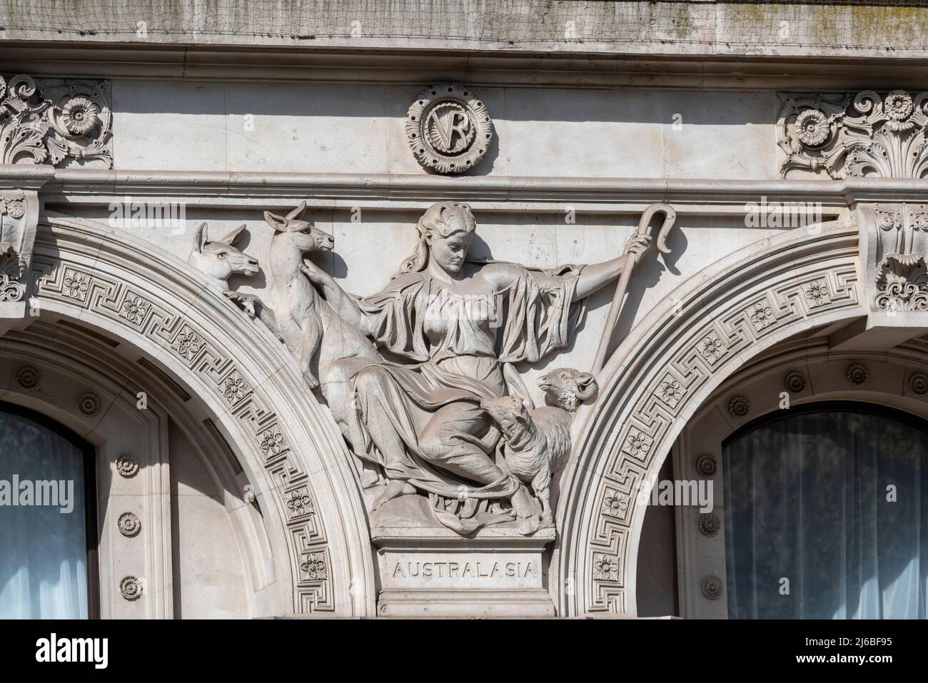 Dettaglio di pietra su Foreign, Commonwealth e Ufficio di sviluppo edilizia edilizia edilizia edilizia edilizia residenziale dipartimenti governativi, Londra. Scultura in Australasia con animali Foto Stock