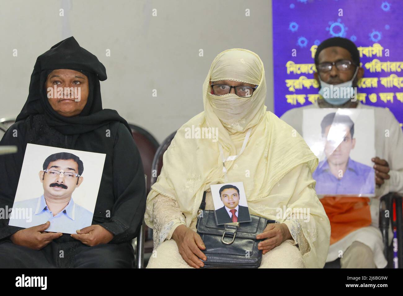 I parenti della scomparsa forzata si sono riuniti in una conferenza stampa e hanno chiesto alle autorità il ritorno dei loro familiari prima del prossimo santo Eid-ul-Fitr, a Dhaka, Bangladesh, 29 aprile 2022. Foto di Suvra Kanti Das/ABACAPRESS.COM Foto Stock