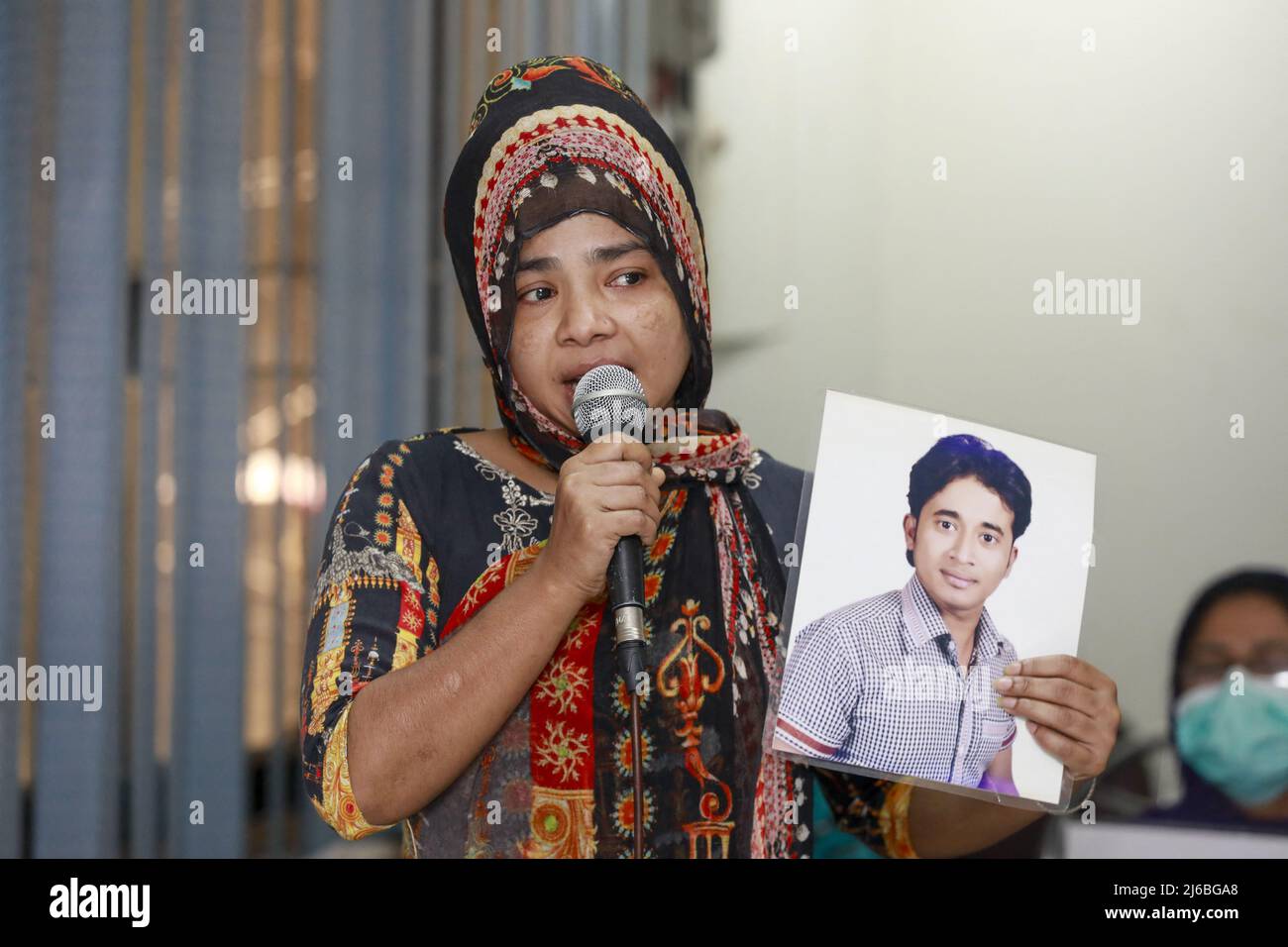 I parenti della scomparsa forzata si sono riuniti in una conferenza stampa e hanno chiesto alle autorità il ritorno dei loro familiari prima del prossimo santo Eid-ul-Fitr, a Dhaka, Bangladesh, 29 aprile 2022. Foto di Suvra Kanti Das/ABACAPRESS.COM Foto Stock