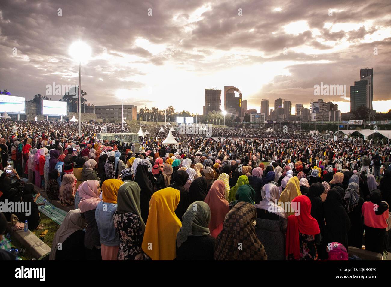 (220430) -- ADDIS ABEBA, 30 aprile 2022 (Xinhua) -- Ddevotees frequenta una strada Iftar per rompere il digiuno del mese santo islamico di Ramadan a Piazza Meskel ad Addis Abeba, Etiopia, il 29 aprile 2022. (Xinhua/Michael Tewelde) Foto Stock
