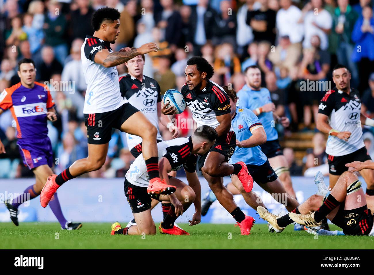 Sydney, Australia, 30 aprile 2022. Sevu Reece of Crusaders corre la palla durante la partita di Super Rugby tra il NSW Waratahs e Crusaders a Leichhardt Oval il 30 aprile 2022 a Sydney, Australia. Credit: Pete Dovgan/Speed Media/Alamy Live News Foto Stock