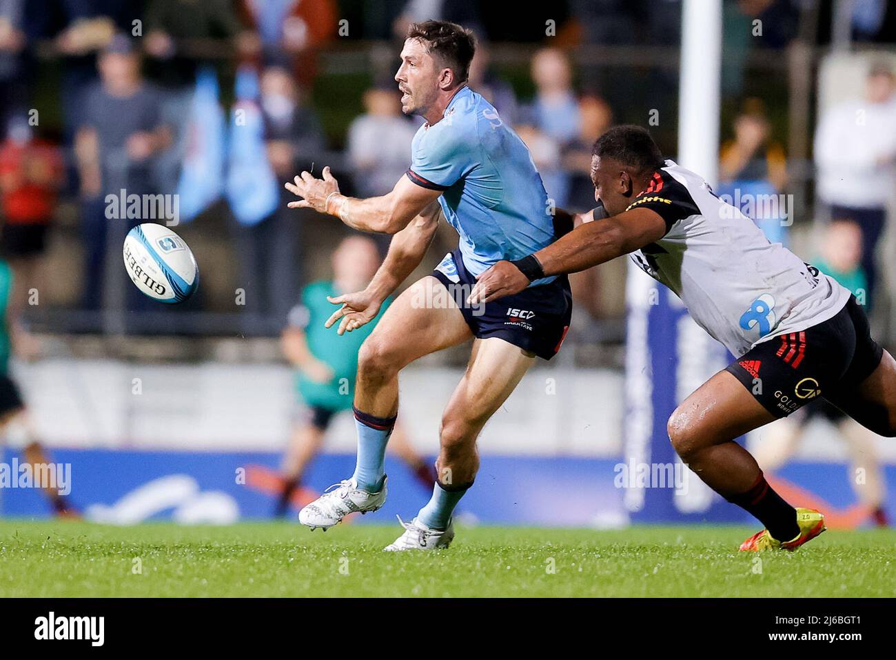 Sydney, Australia, 30 aprile 2022. Jake Gordon of Waratahs passa la palla durante la partita di Super Rugby tra i NSW Waratahs e i Crociati al Leichhardt Oval il 30 aprile 2022 a Sydney, Australia. Credit: Pete Dovgan/Speed Media/Alamy Live News Foto Stock