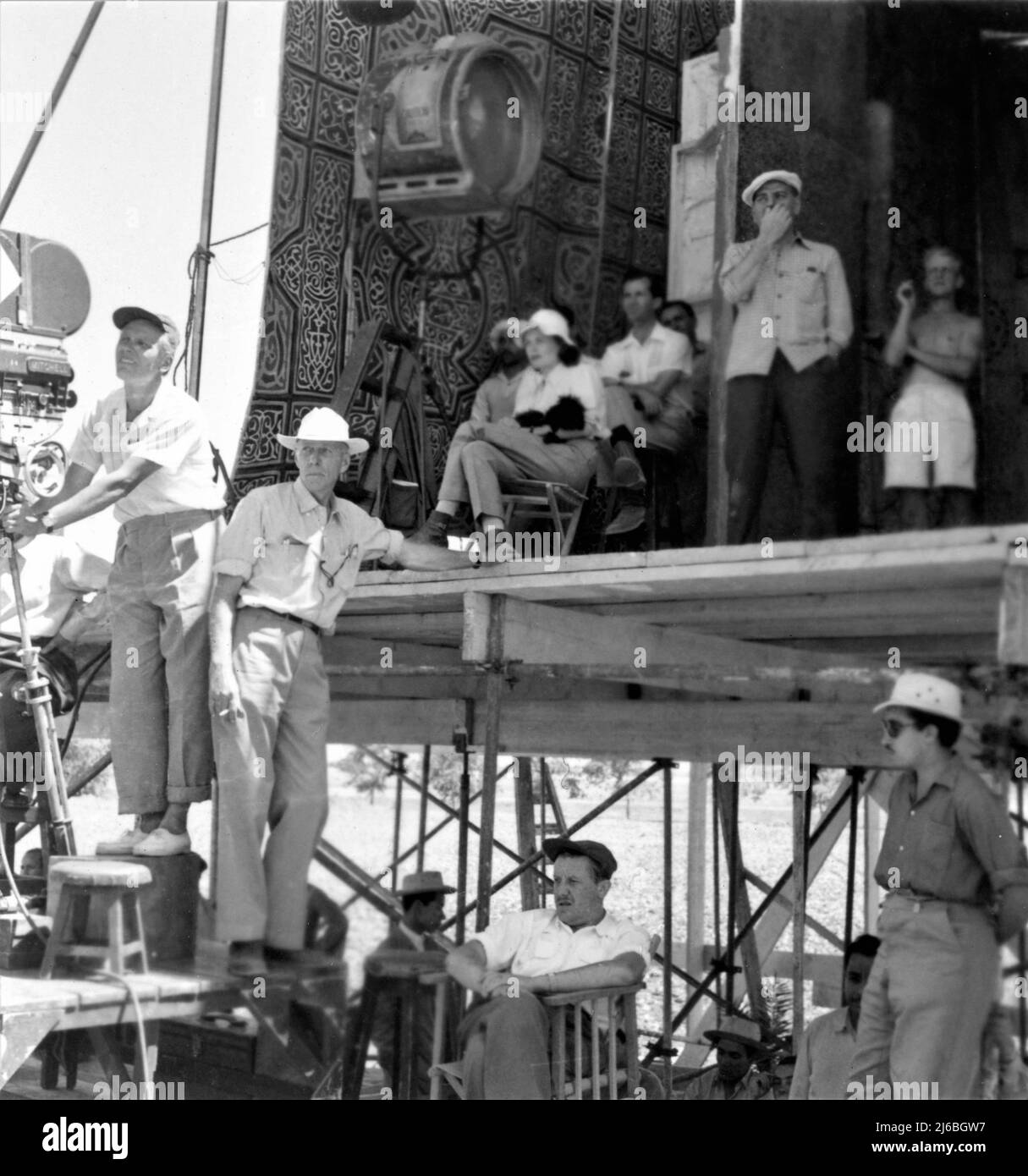 Direttore HOWARD FALCHI sul set location candido con Movie Crew in Egitto durante le riprese di TERRA DEL PHARAOHS 1955 regista / produttore HOWARD FALCHI scrittori William Faulkner Harry Kurnitz e Harold Jack Bloom musica Dimitri Tiomkin Continental Company / Warner Bros. Foto Stock