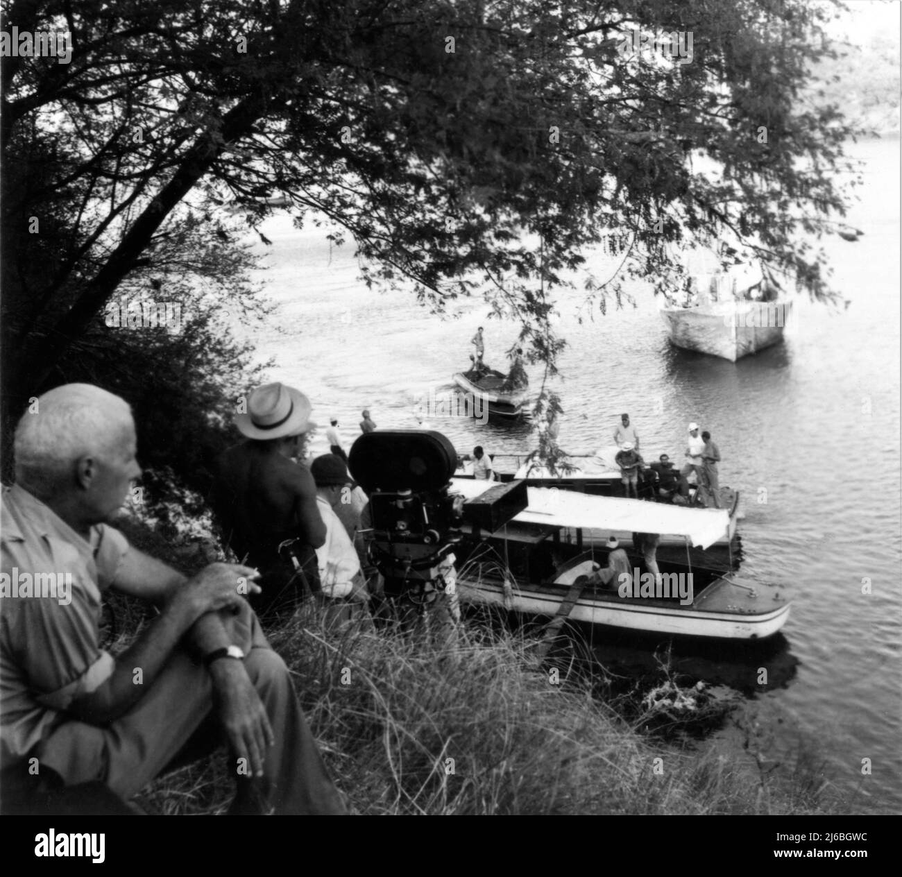 Direttore HOWARD FALCHI sul set location candido con Camera Crew in Egitto durante le riprese di TERRA DEL PHARAOHS 1955 regista / produttore HOWARD FALCHI scrittori William Faulkner Harry Kurnitz e Harold Jack Bloom musica Dimitri Tiomkin Continental Company / Warner Bros. Foto Stock