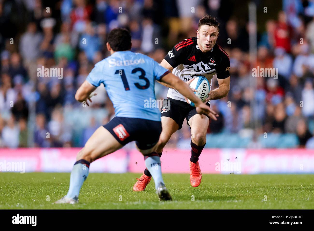 Sydney, Australia, 30 aprile 2022. Fergus Burke of Crusaders corre la palla durante la partita di Super Rugby tra il NSW Waratahs e Crusaders a Leichhardt Oval il 30 aprile 2022 a Sydney, Australia. Credit: Pete Dovgan/Speed Media/Alamy Live News Foto Stock