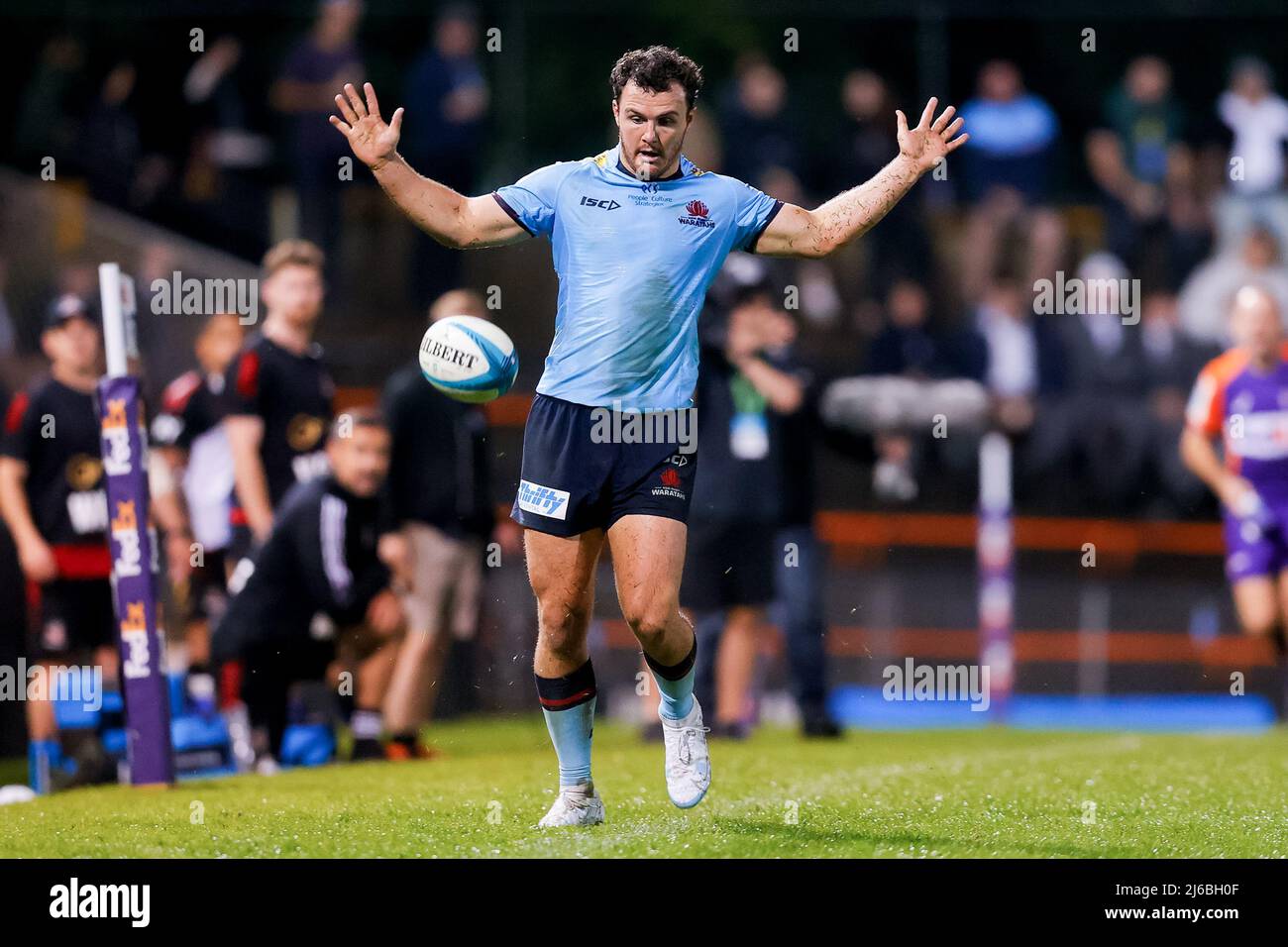 Sydney, Australia, 30 aprile 2022. Dylan Pietsch of Waratahs guarda la palla dopo che è stato calciato sul pieno durante la partita Super Rugby tra il NSW Waratahs e Crusaders a Leichhardt Oval il 30 aprile 2022 a Sydney, Australia. Credit: Pete Dovgan/Speed Media/Alamy Live News Foto Stock