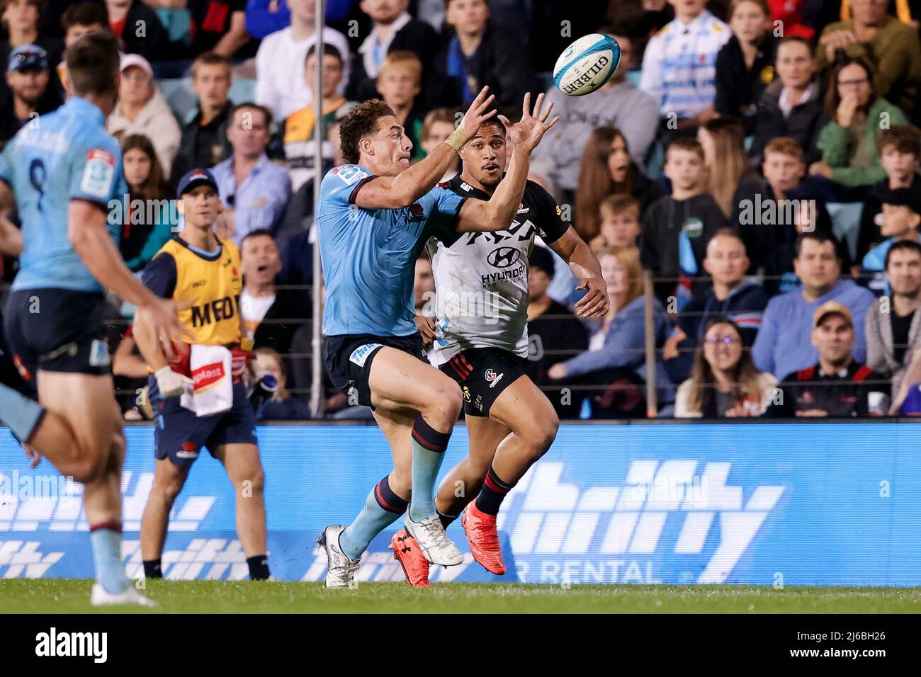 Sydney, Australia, 30 aprile 2022. Mark Nawaqanitawase of Waratahs prende un calcio durante la partita di Super Rugby tra i NSW Waratahs e i Crociati a Leichhardt Oval il 30 aprile 2022 a Sydney, Australia. Credit: Pete Dovgan/Speed Media/Alamy Live News Foto Stock