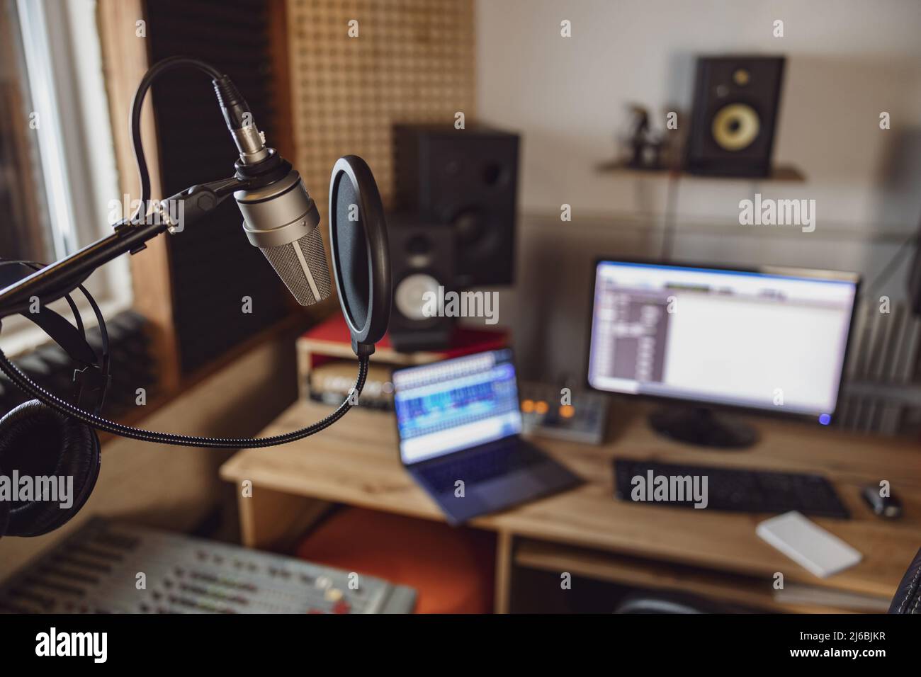 Primo piano dell'ingegnere del suono, ufficio di presentatore radio in studio di registrazione e trasmissione. Concentrati sul microfono Foto Stock