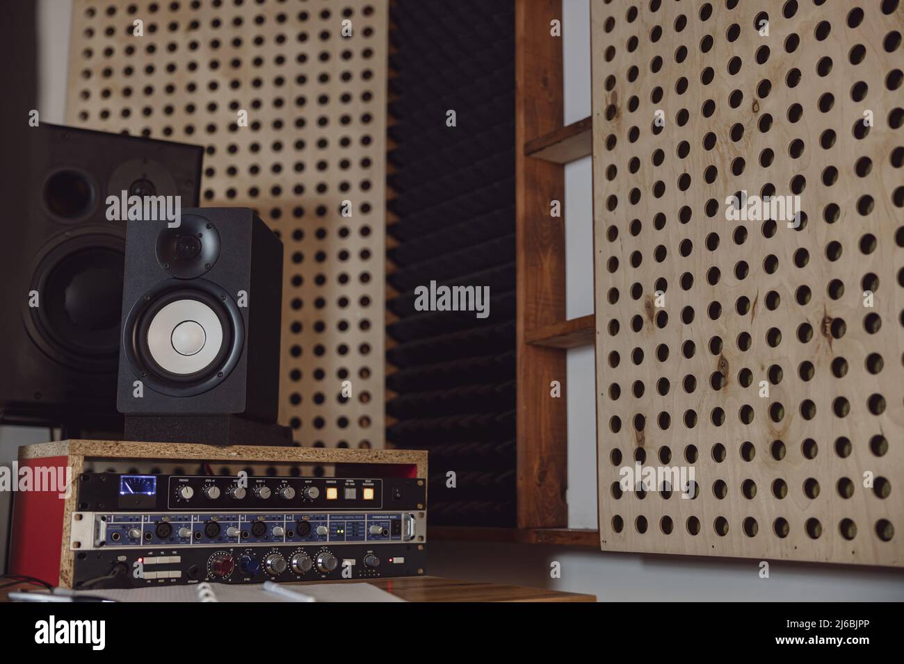 Altoparlanti per audio musicale vicino a una stanza insonorizzata in uno studio professionale di diffusione, registrazione audio e audio Foto Stock