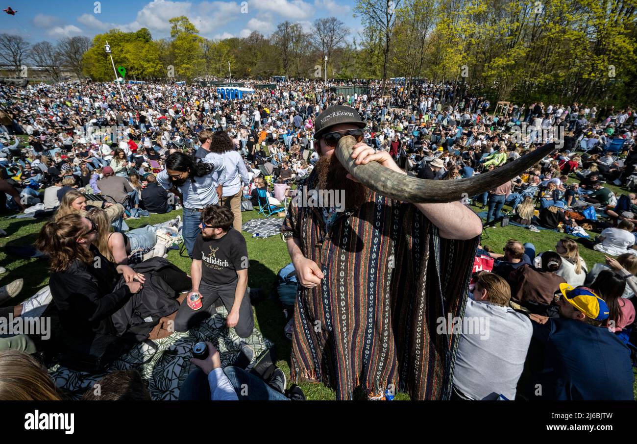 Dopo due anni di pandemia, l'ultimo di aprile è stato nuovamente celebrato a Stadsparken (City Park) a Lund, Svezia, sabato 30th aprile 2022, con la più grande festa spontanea del mondo. Si prevede che circa 30.000 studenti si rechi a Stadsparken per celebrare l'arrivo della primavera. Foto: Johan Nilsson / TT / Codice 50090 Foto Stock