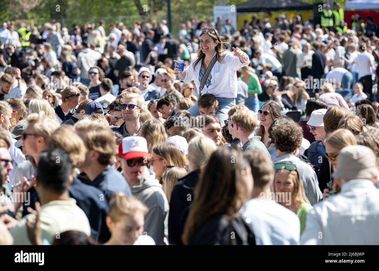 Dopo due anni di pandemia, l'ultimo di aprile è stato nuovamente celebrato a Stadsparken (City Park) a Lund, Svezia, sabato 30th aprile 2022, con la più grande festa spontanea del mondo. Si prevede che circa 30.000 studenti si rechi a Stadsparken per celebrare l'arrivo della primavera. Foto: Johan Nilsson / TT / Codice 50090 Foto Stock