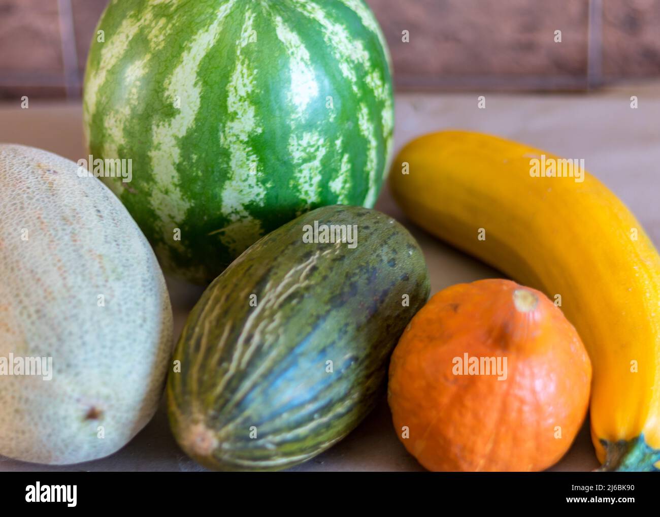 foto con zucca, zucchine, anguria e melone, tempo di raccolta autunno, adatto per piatti vegetariani, verdure per una dieta sana Foto Stock