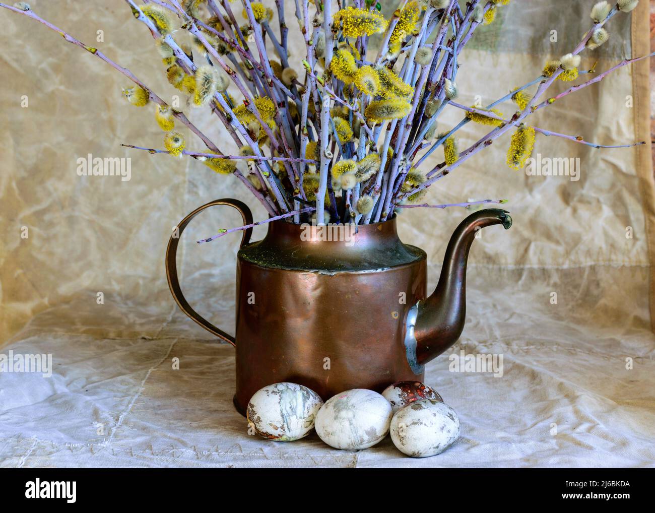 Antica tazza di rame con pioppi, celebrazione della Pasqua, festa del mondo cristiano in primavera Foto Stock