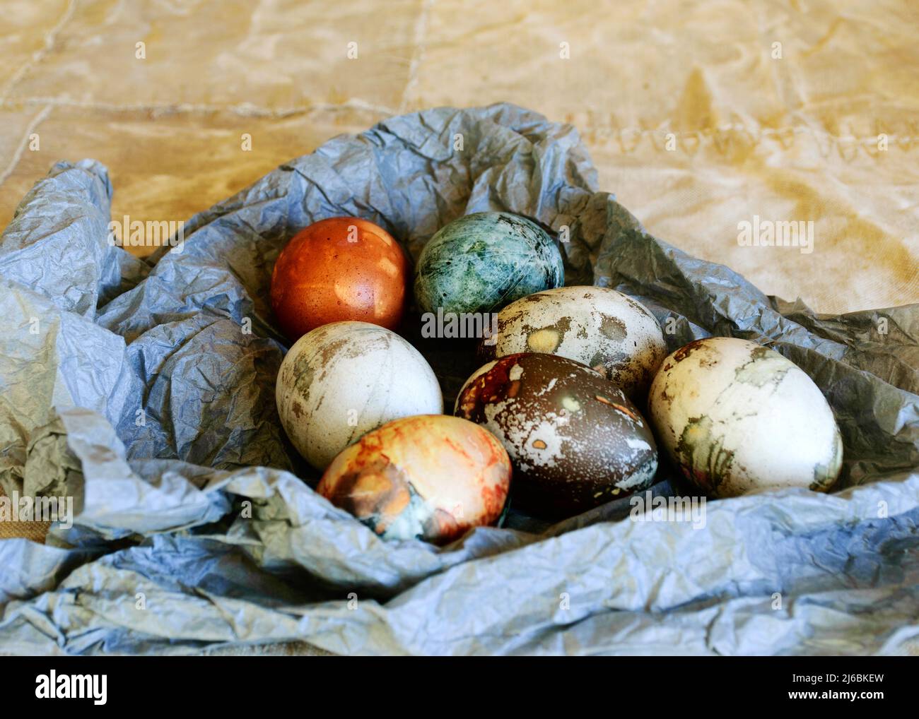 La vita morta con un gruppo di uova colorate, il concetto di celebrare la Pasqua, la festa del mondo cristiano in primavera Foto Stock