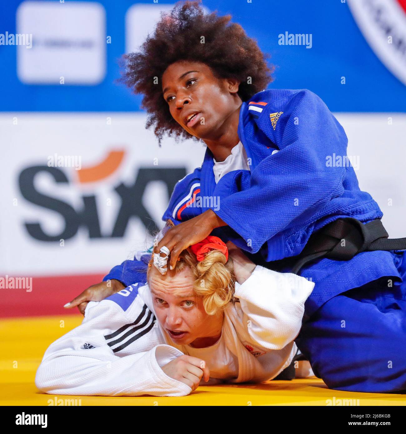 SOFIA, BULGARIA - APRILE 30: Hilde Jager dei Paesi Bassi nella partita contro Marie Eve Gahie di Francia nel -63kg al Campionato europeo di Judo Seniors Sofia 2022 il 30 Aprile 2022 a Sofia, Bulgaria (Foto di Nikola Krstic/Orange Pictures) Foto Stock