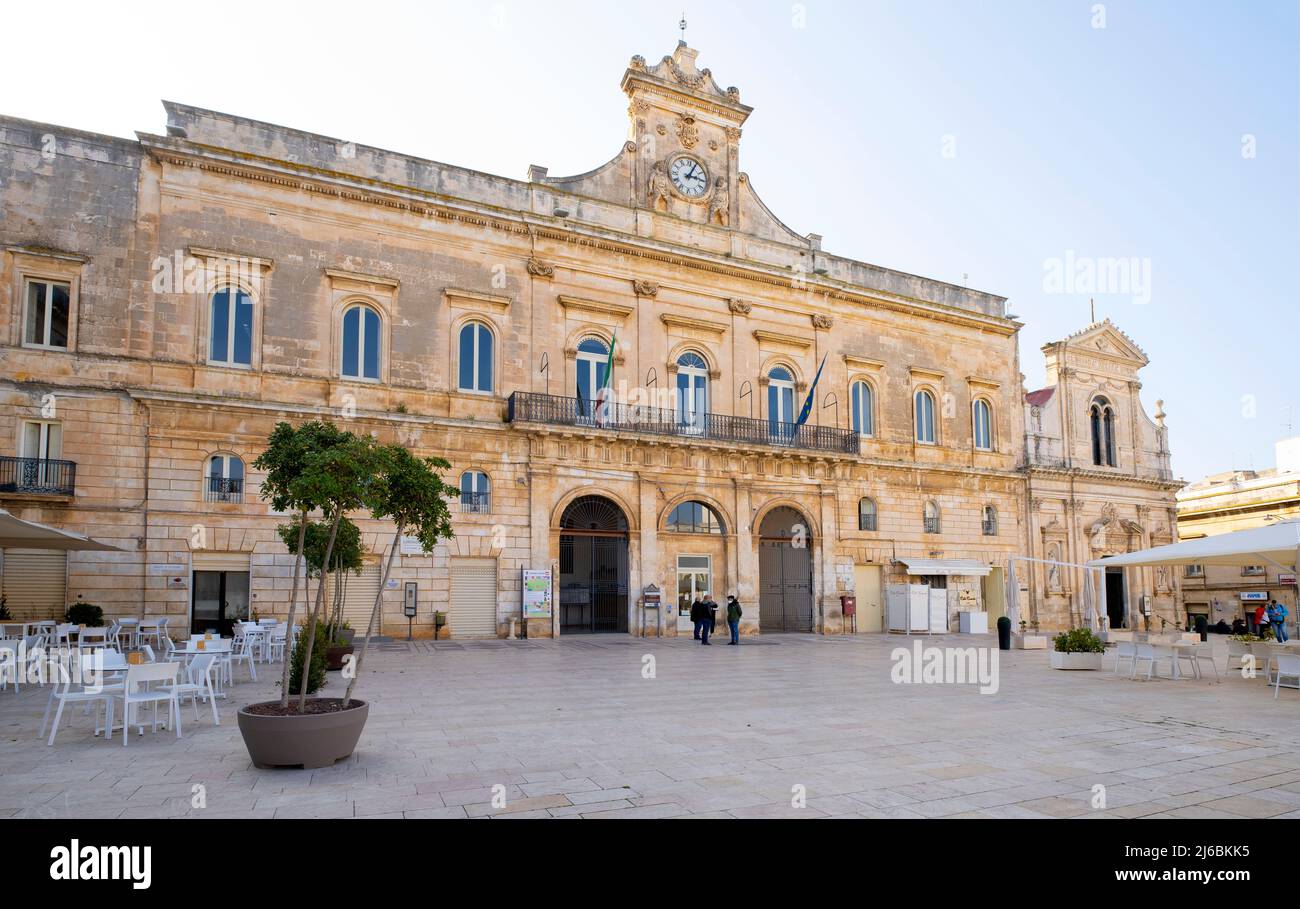 Il Grande Municipio con una bella facciata neoclassica nella Città Bianca di Ostuni. Provincia di Brindisi, Puglia (Puglia) Italia. Foto Stock