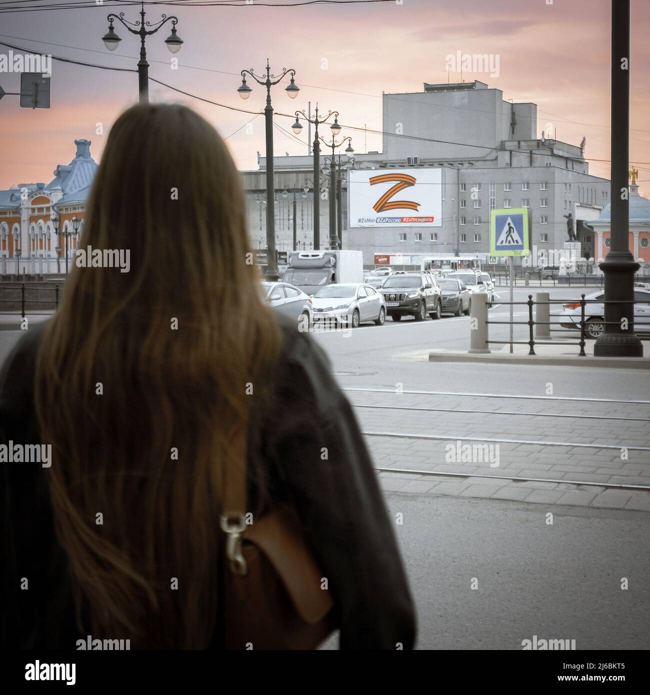 28th del 2022 aprile, Russia, Tomsk, cartellone con lettera Z sull'edificio e passerby sulla strada Foto Stock