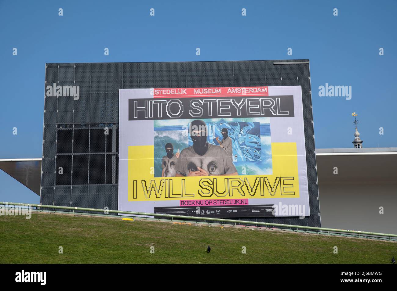 Billboard Stedelijk Museum Hito Steyerl Mostra ad Amsterdam Paesi Bassi 23-4-2022 Foto Stock