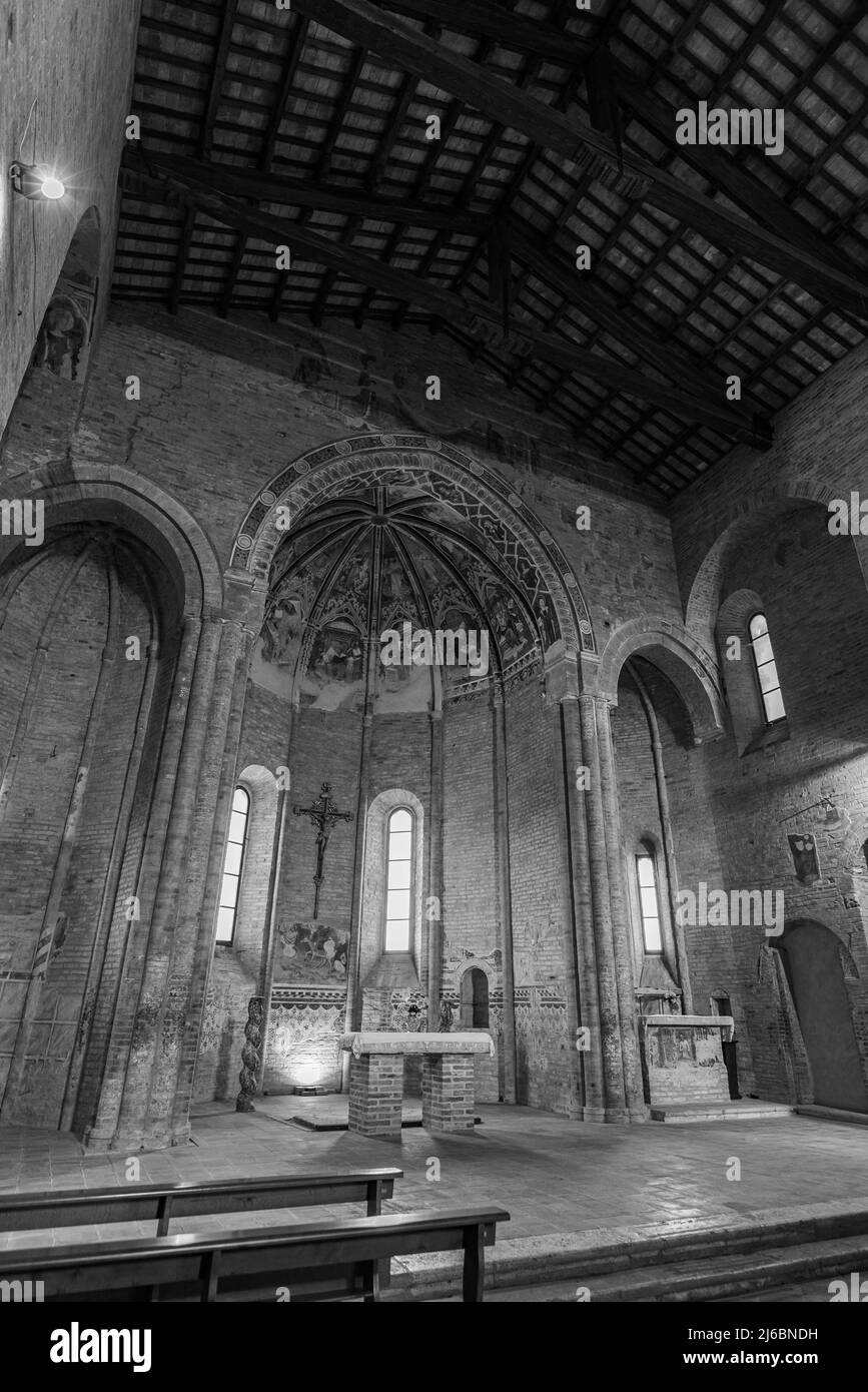 La chiesa è situata sul bordo occidentale della città, circondata su tre lati da scogliere che si aprono su due valli. È un mattone romanico-gotico Foto Stock