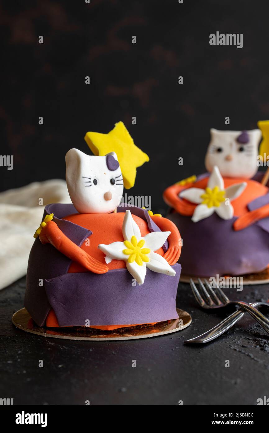Un piccolo cane seduto accanto a una torta di compleanno foto – Torta di  compleanno Immagine su Unsplash
