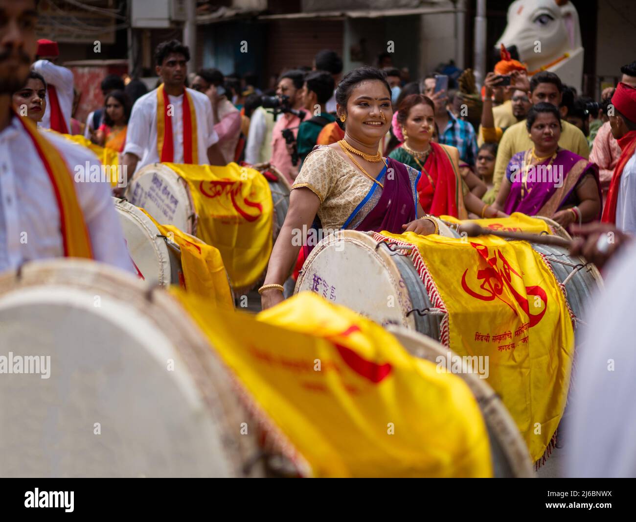 Mumbai, India - 02 aprile 2022: La Parata di Capodanno indù, Gudhi Padva, è una sfilata annuale a South Mumbai che coinvolge musicisti, ballerini e artisti Foto Stock