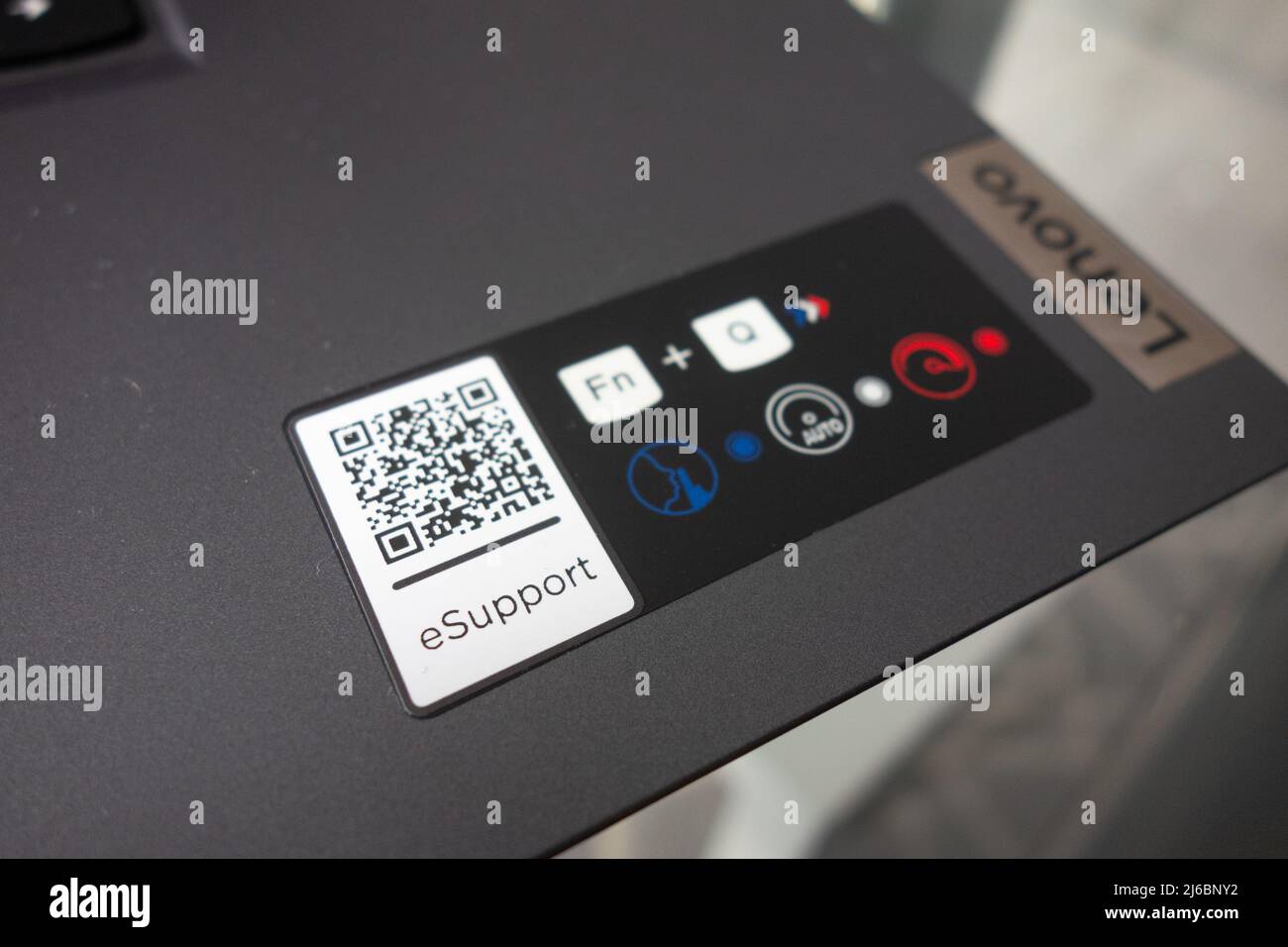 KONSKIE, POLONIA - 27 aprile 2022: Adesivo con eSupport sul nuovo computer portatile Lenovo Legion 5 Pro Foto Stock