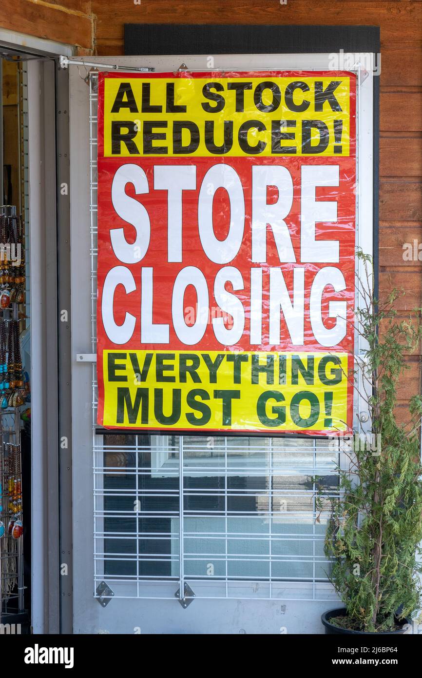 Store Closing Down Sign Liquidation Close out sale Going out of Business in Ketchikan Alaska Foto Stock