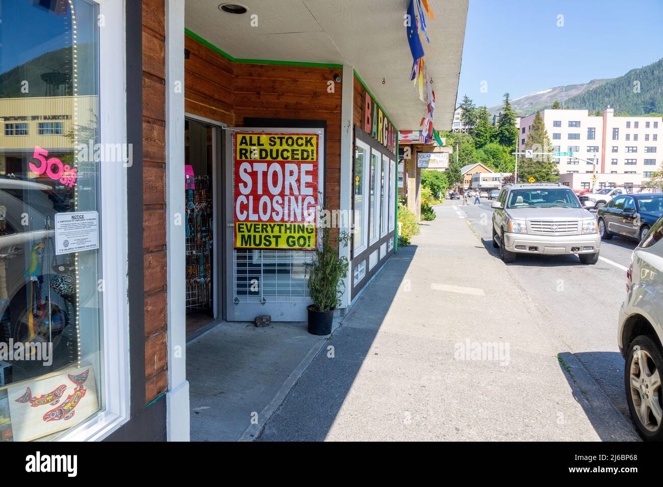 Store Closing Down Sign Liquidation Going out of Business in Ketchikan Alaska Foto Stock