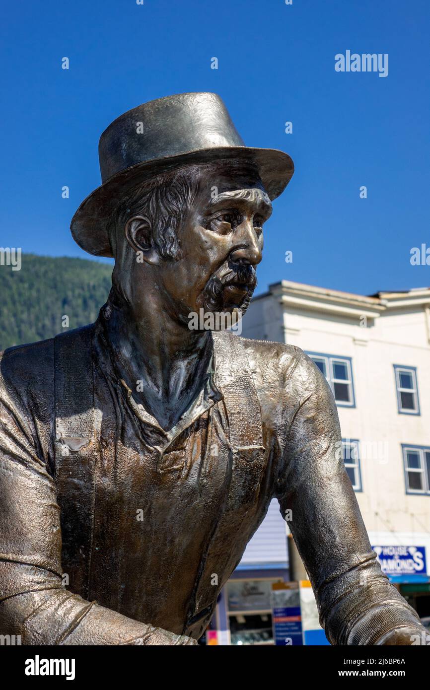 La parte del Logger della Statua del Bronzo della roccia in Ketchikan Alaska, raffigurante la storia delle persone nei primi anni di Ketchikan Alaska Foto Stock