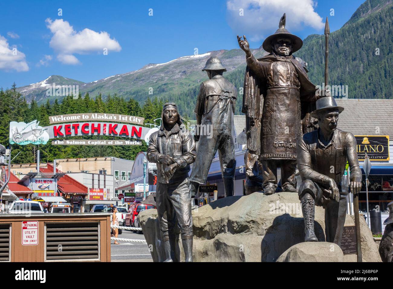 La Statua del Bronzo della roccia in Ketchikan Alaska, raffigurante la storia delle persone nei primi anni dell'Alaska di Ketchikan Foto Stock