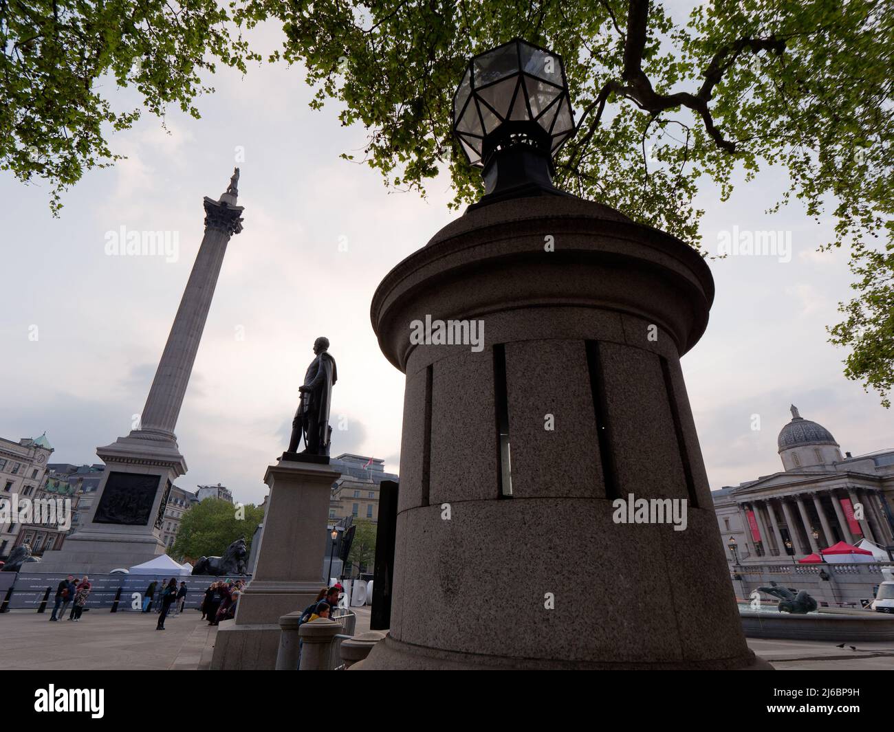 La più piccola stazione di polizia in Gran Bretagna a Trafalgar Square con la colonna Nelsons e la statua di Sir Henry Havelock. Foto Stock